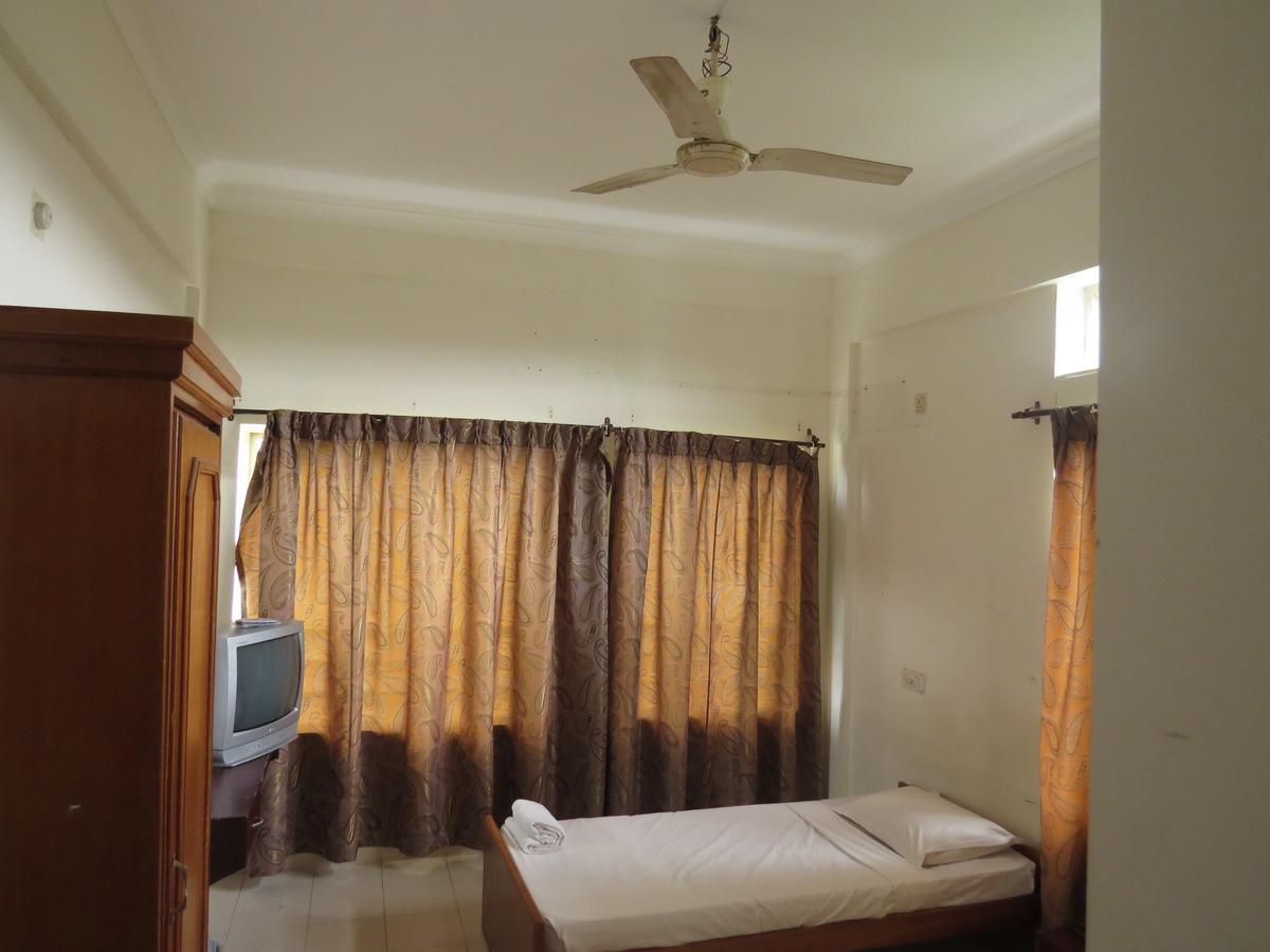 Lals Residency Hotel Adur Kültér fotó