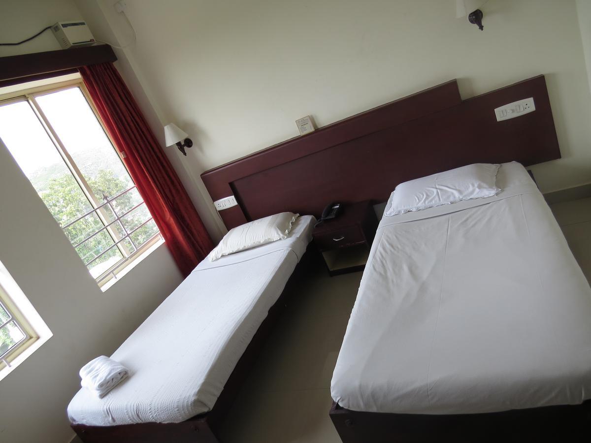 Lals Residency Hotel Adur Szoba fotó