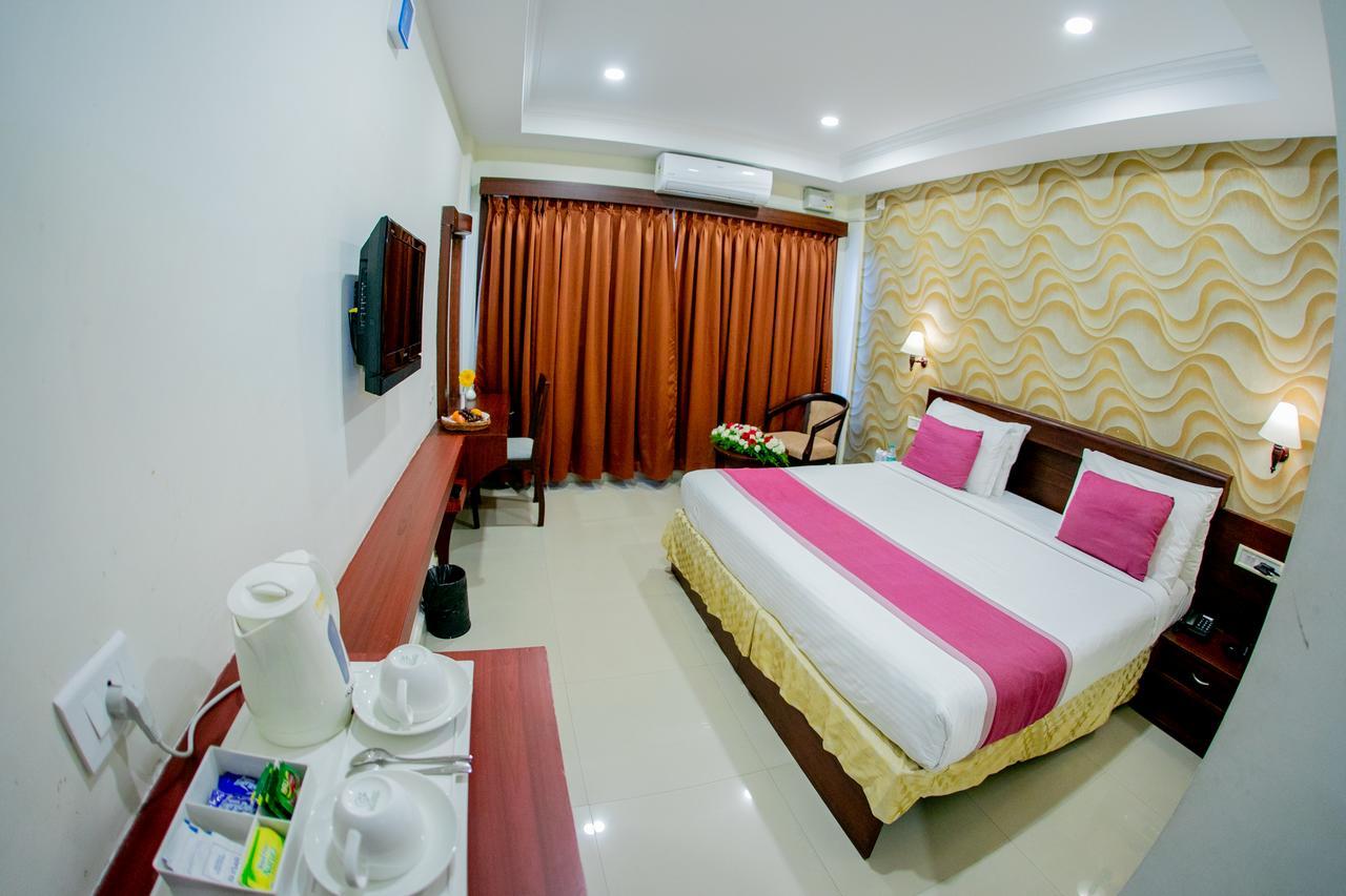 Lals Residency Hotel Adur Kültér fotó