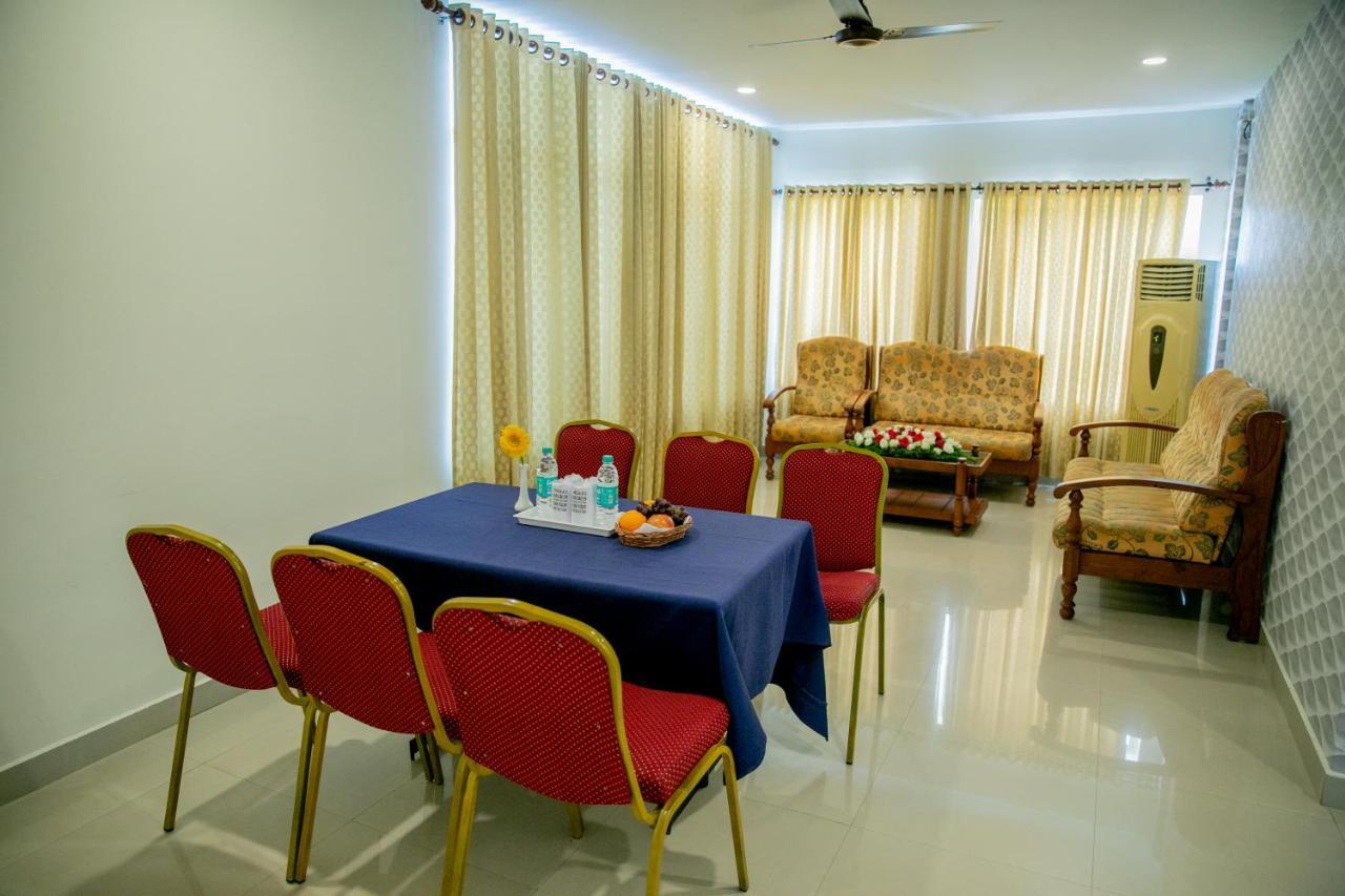 Lals Residency Hotel Adur Kültér fotó
