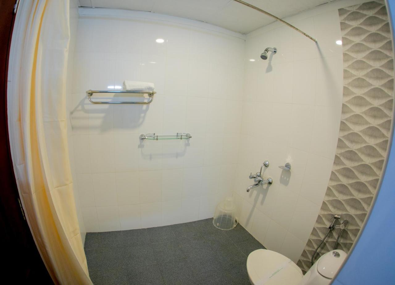 Lals Residency Hotel Adur Kültér fotó