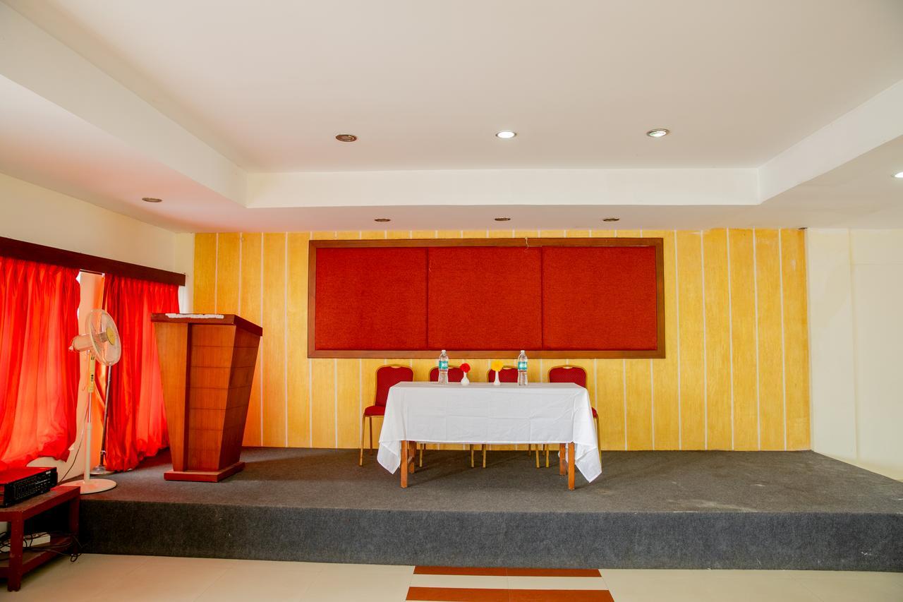 Lals Residency Hotel Adur Kültér fotó